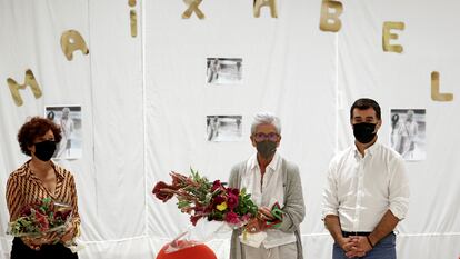 Maixabel Lasa (en el centro) y la cineasta Icíar Bollaín reciben sendos ramos de flores de los internos de la cárcel de Pamplona tras participar en un coloquio junto al consejero navarro de Justicia, Eduardo Santos.