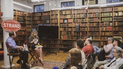 Naomi Wolf, autora de 'El mito de la belleza', en una librería de Nueva York en junio de 2019.