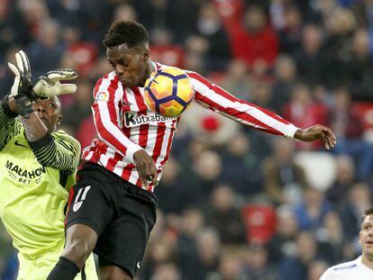 Williams pugna por un bal&oacute;n con Kameni.