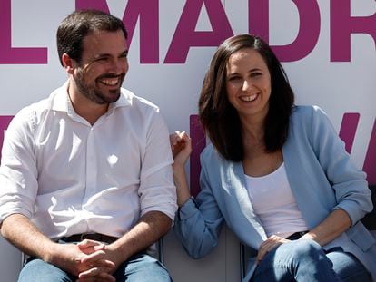 La secretaria general de Podemos, Ione Belarra, y el coordinador federal de IU, Alberto Garzón, este martes en un acto con sus candidatos en el barrio de Malasaña, en Madrid.