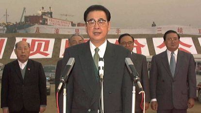 Li Peng anuncia en 1997 el cierre de una de las presas del río Yangtze en la provincia de Hubei.