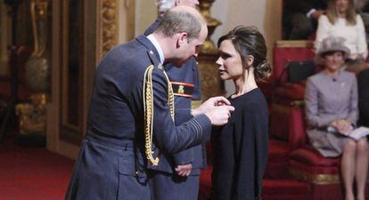Victoria Beckham, recibe de Guillermo de Inglaterra la Orden del Imperio Brit&aacute;nico.