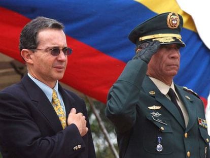 El expresidente de Colombia, &Aacute;lvaro Uribe, con el general Mora en 2003.