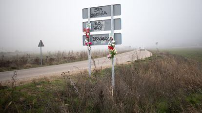 Señales de tráfico con carteles y pintadas pidiendo justicia para Esther López, en el lugar donde apareció su cuerpo el 5 de febrero de 2022.