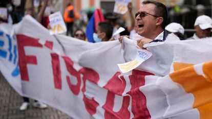Manifestantes exigen la pronta elección de una fiscal general, el 22 de febrero en Bogotá.