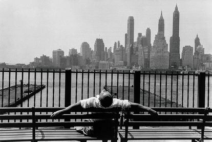 'Brooklyn Promenade', una de las fotografías más conocidas de Louis Stettner, tomada en Nueva York en 1954.