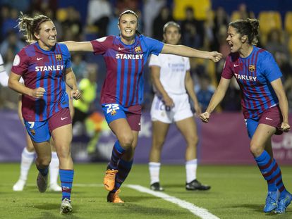La jugadora del Barcelona Mariona Caldentey, a la izquierda, celebra un gol en la semifinal de su equipo contra el Real Madrid, este miércoles en Alcorcón.