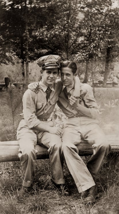Dos chicos con uniforme posan en una de las imágenes que forman parte de la colección de Hugh Nini y Neal Treadwell. Ellos mismos explican que un porcentaje bastante alto de fotos son retratos de parejas de militares, tanto que podrían hacer un segundo volumen monográfico de militares. Los coleccionistas cuentan que alistarse al ejército para combatir en distintas guerras daba a los jóvenes la posibilidad de conocer a otros jóvenes que de otra manera no hubieran coincidido.