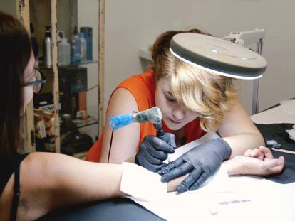Ana Tejero se tatúa el brazo en el estudio El Salado en Madrid.