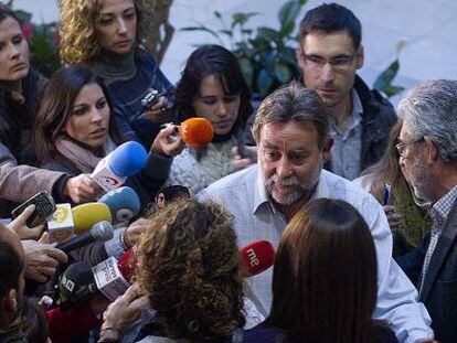 Fern&aacute;ndez Sevilla tras presentar su dimisi&oacute;n en la sede regional de UGT.