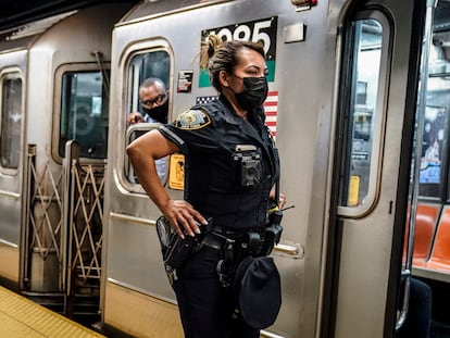 Una policía y un conductor de metro en el andén de la estación Grand Central, Nueva York, EEUU.