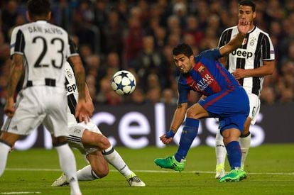 Luis Suárez (segundo por la derecha) golpea el balón ante la mirada de los jugadores de la Juventus.