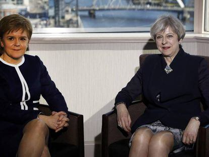 Nicola Sturgeon y Theresa May. 