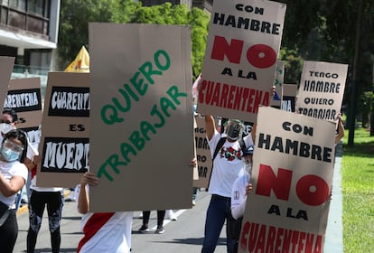 Empleados del comercio protestan frente al Ministerio del Trabajo en Lima, Perú, el pasado primero de marzo.