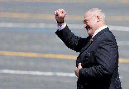 El presidente de Bielorrusia, Alexandr Lukashenko, saluda con el puño cerrado al salir de la plaza Roja en Moscú, el pasado 24 de junio.