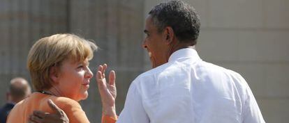 El presidente de EE UU, Barack Obama, charla con la canciller alemana, Angela Merkel en junio en Berl&iacute;n.  