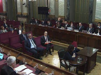 El banquillo, con algunos asientos vacíos, en el centro de la sala durante el juicio del procés.