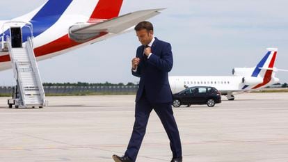 Macron camina por la pista del aeropuerto de Orly antes de embarcar en el avión presidencial para visitar las tropas francesas de la OTAN desplegadas en Rumania, este martes.



