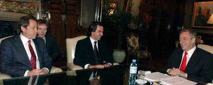 Aznar (en el centro), durante su reunión con Néstor Kirchner (derecha) y el promotor Joseph E. Robert.