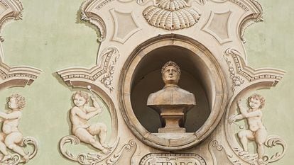 Escultura de Francesco Petrarca en la fachada de un edificio en Bellinzona, Suiza.