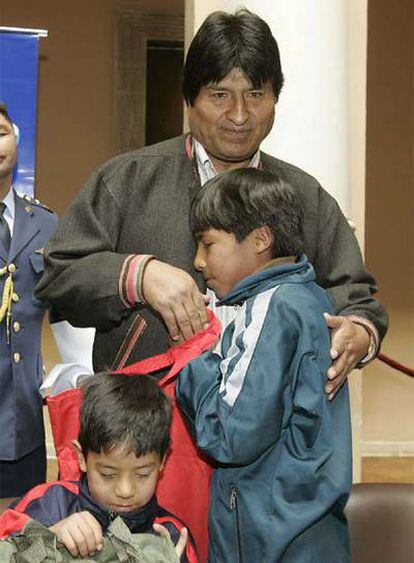 El presidente Morales celebra el Día del Niño con chicos de la calle de la capital este domingo
