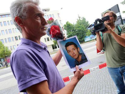 Naim Zabergja mostra la foto del seu fill Dijamant, de Kosovo, assassinat a Munic.