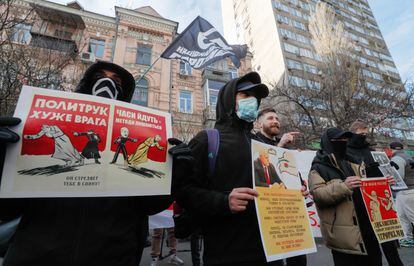 Activistas ucranios protestan ante la Embajada bielorrusa en Kiev el 10 de noviembre.