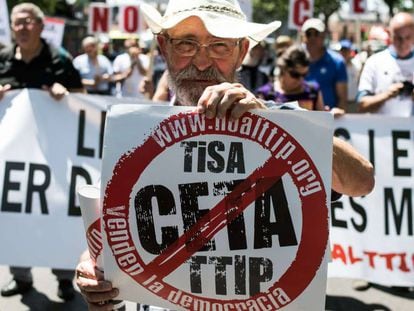 Un hombre protesta contra el CETA durante una manifestación en Madrid.