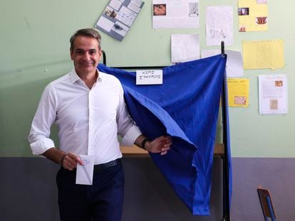 Kyriakos Mitsotakis, líder del partido conservador Nueva Democracia, antes de votar este domingo 25 de junio en un colegio electoral de Atenas.