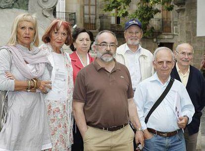 Familiares de represaliados por el franquismo incluidos en el censo de víctimas, ayer en Santiago.