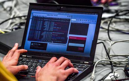 Un experto en ciberseguridad trabaja con el ordenador.