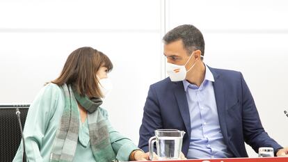 La presidenta del Partido Socialista, Cristina Narbona (izquierda), junto al presidente del Gobierno, Pedro Sánchez, en una ejecutiva federal.