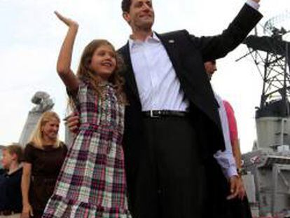 Paul Ryan, junto a su hija Liza, después de que Mitt Romney anunciara que es su candidato para ser el vicepresidente de EE UU