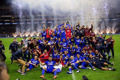 Los jugadores del Cruz Azul celebran la Liga MX en el estadio Azteca.