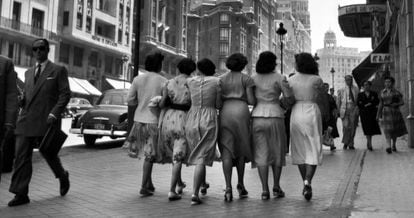 Mujeres de paseo por Madrid en 1959.