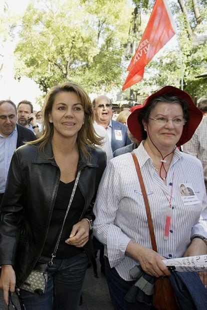 La secretaria general del PP, María Dolores de Cospedal (izquierda), en una manifestación contra la reforma de la ley del aborto.