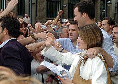 Don Felipe y doña Letizia saludan a las personas que se congregaron para verles en Zaragoza.