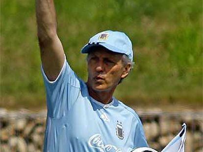 José Pekerman imparte instrucciones durante un entrenamiento.