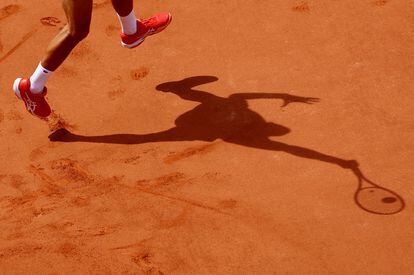 Sombra del tenista serbio Novak Djokovic, durante una jugada de la semifinal en la pista Court Philippe Chatrier de París.