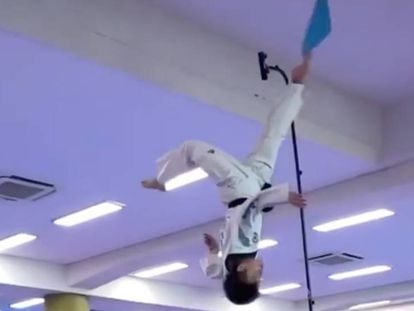 Kim Won Jin ejecuta una patada voladora inversa en un vídeo de instagram.