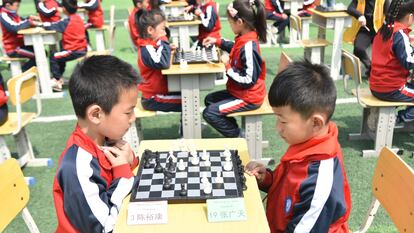 Estudiantes de primaria en una competición escolar en Liaocheng.