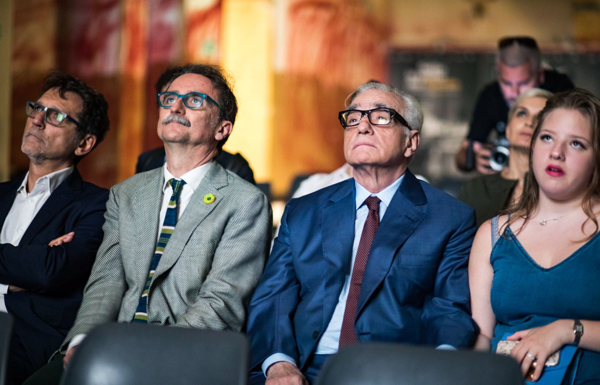 Martin Scorsese (derecha) y Gian Luca Farinelli (justo al lado), director de la Cineteca de Bolonia, asisten a una proyección en 2018 en el Modernissimo, el cine que la institución volverá a inagurar este año. Foto: Lorenzo Burlando. 