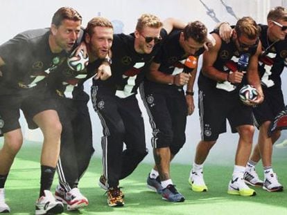 Los jugadores alemanes celebran el título en Berlín.