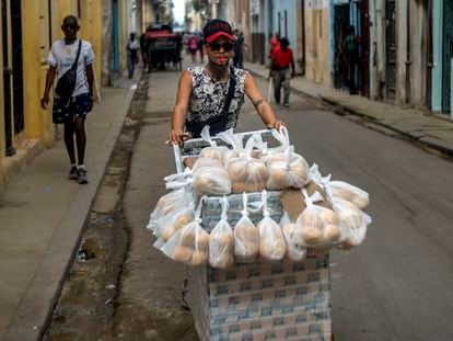Un vendedor de pan empuja su carrito por una calle de La Habana el 9 de enero.