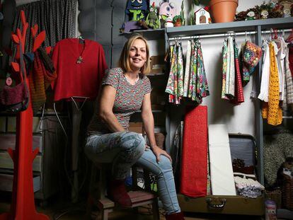 La emprendedora Susana Rodas posa en el interior de la tienda-taller La Cassa del Árbol.