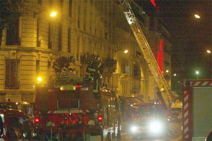 Los bomberos trabajan en el edificio siniestrado esta noche en la capital francesa.