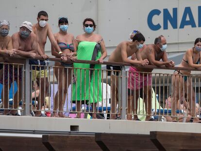 Usuarios del Club de Natación de la Barceloneta con mascarillas.