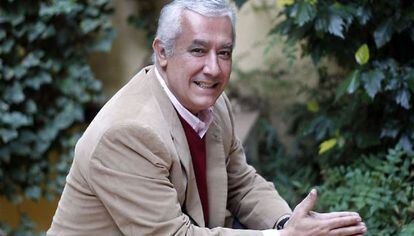 Javier Arenas, en el patio de la sede andaluza de su partido en Sevilla.