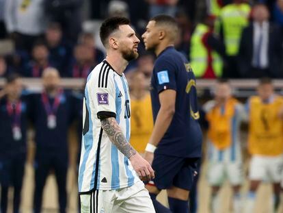 Lionel Messi y Kylian Mbappé durante la tanda de penaltis de la final del Mundial entre Francia y Argentina, en el estadio Lusail este domingo.