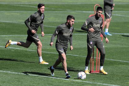 Saúl, Koke, en el centro, y Carrasco, durante el último entrenamiento del Atlético previo al partido de este domingo ante el Eibar que se disputará en el Wanda Metropolitano. / Kiko Huesca (EFE)